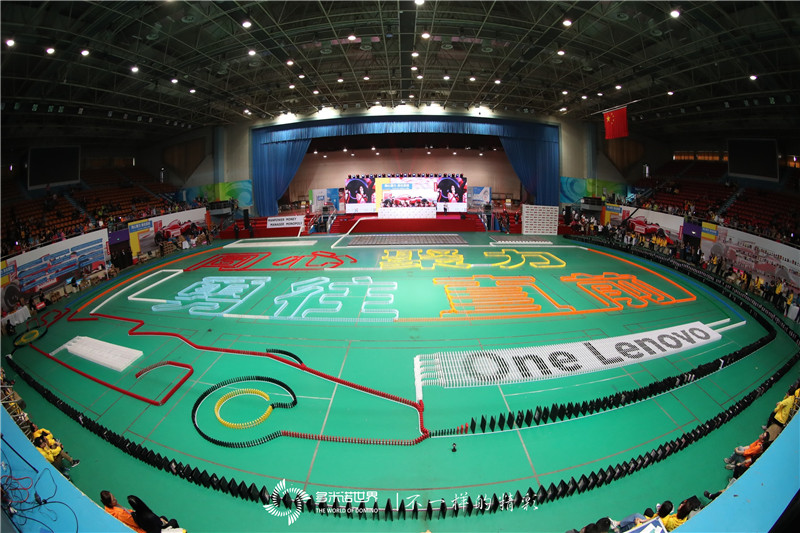 筆記本電腦多米諾世界紀(jì)錄05.jpg 筆記本電腦多米諾世界紀(jì)錄05.jpg