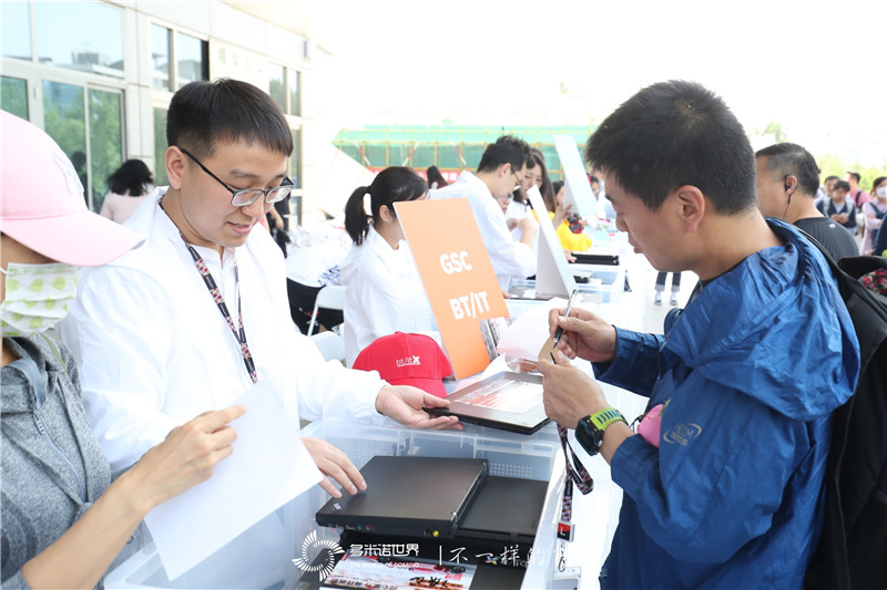 筆記本電腦多米諾世界紀(jì)錄02.jpg 筆記本電腦多米諾世界紀(jì)錄02.jpg