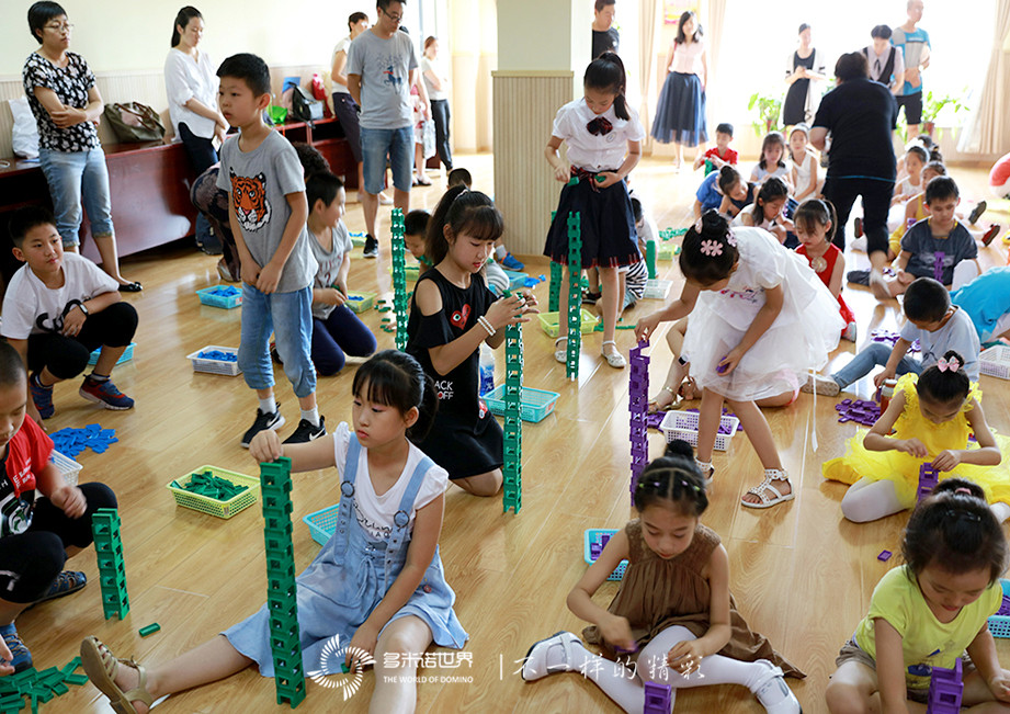 快樂童年、夢想啟航-四季青青少年活動(dòng)中心多米諾游戲體驗(yàn)活動(dòng)