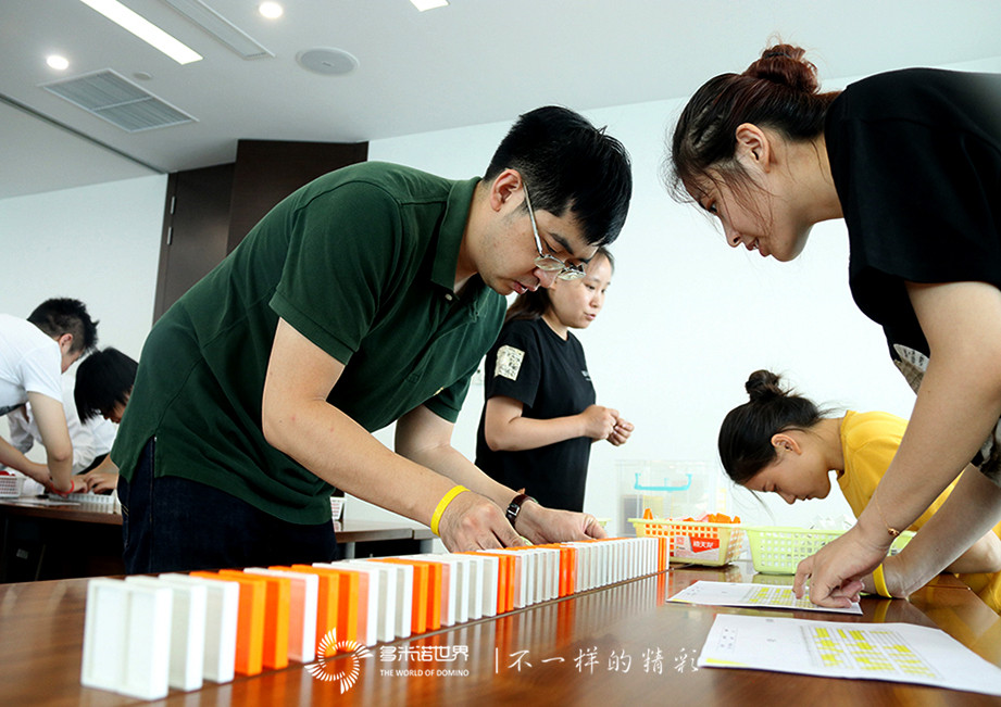 激情挑戰(zhàn)桌上創(chuàng)意多米諾