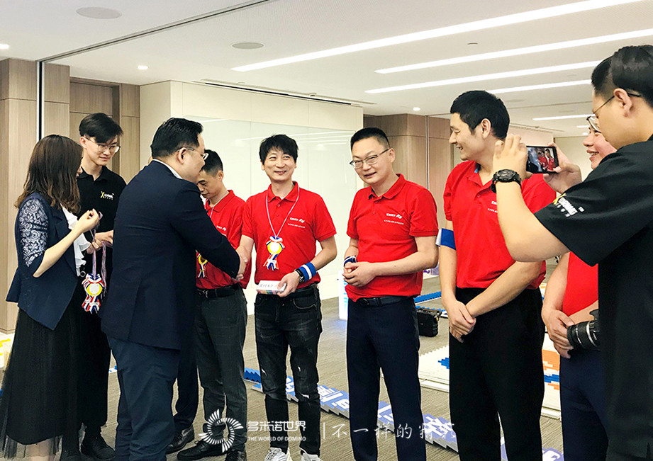 匯才學(xué)院總裁班，多米諾骨牌慶開學(xué)