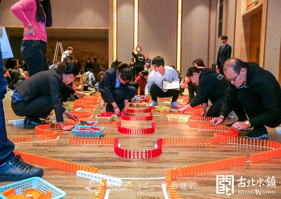 多米諾骨牌搭建 “長(zhǎng)城下的星空小鎮(zhèn)”，增彩客戶(hù)答謝會(huì)