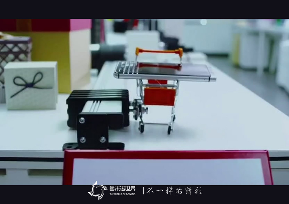 “I’m BACK！”黑莓視頻—精巧多米諾裝置展示KEYone新品特性