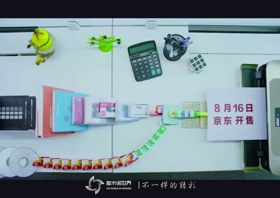 “I’m BACK！”黑莓視頻—精巧多米諾裝置展示KEYone新品特性