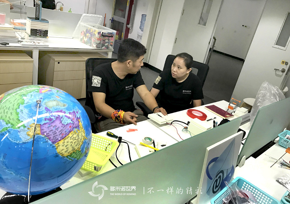 “I’m BACK！”黑莓視頻—精巧多米諾裝置展示KEYone新品特性