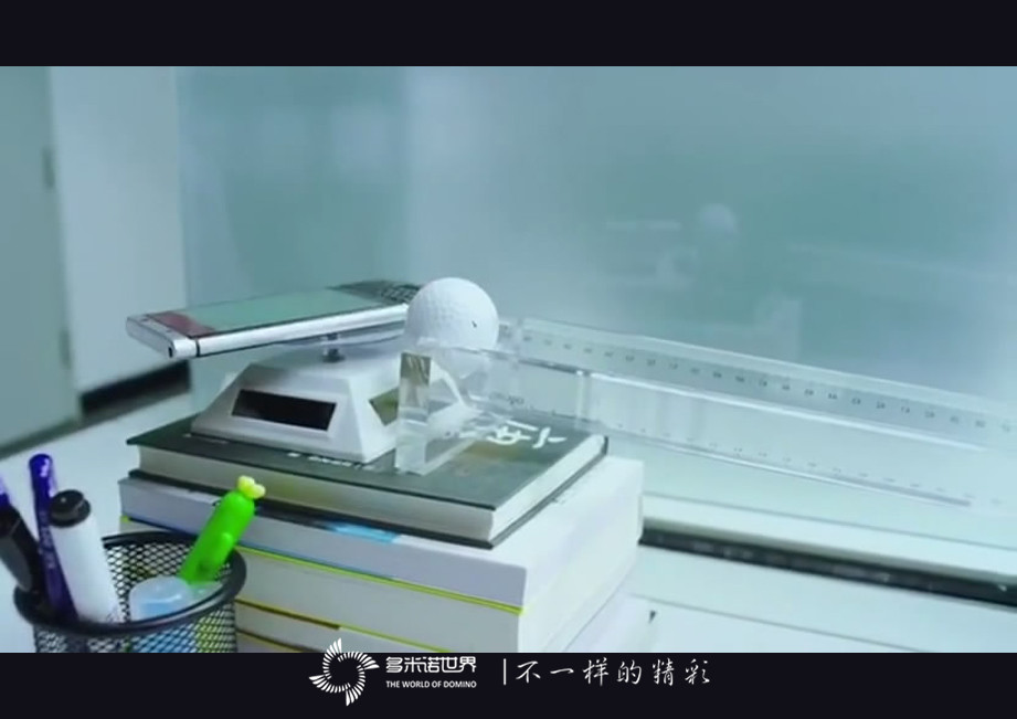 “I’m BACK！”黑莓視頻—精巧多米諾裝置展示KEYone新品特性