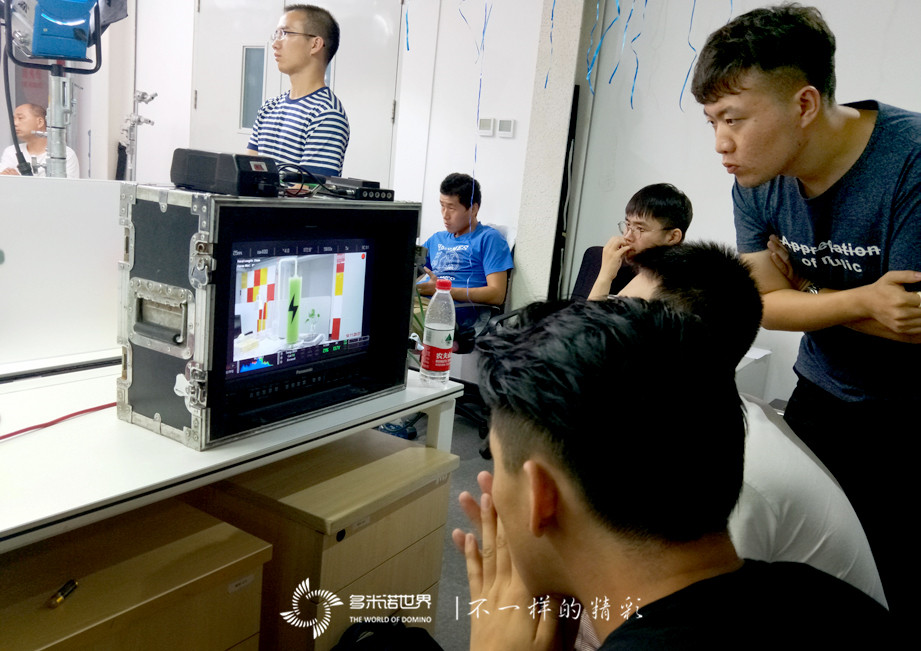 “I’m BACK！”黑莓視頻—精巧多米諾裝置展示KEYone新品特性