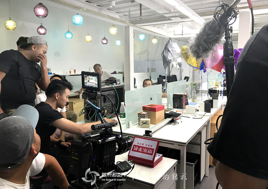 “I’m BACK！”黑莓視頻—精巧多米諾裝置展示KEYone新品特性